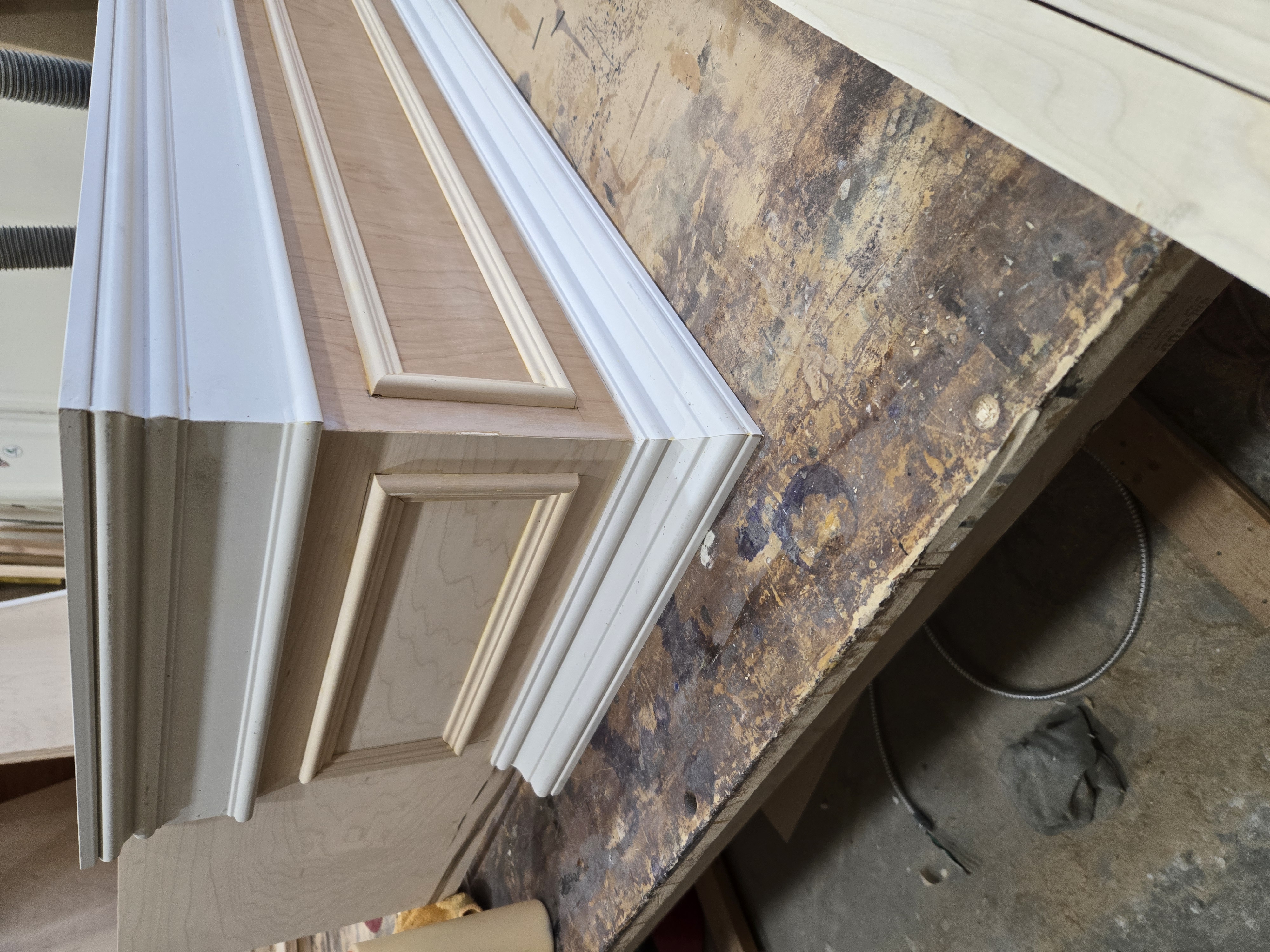 Range hood moulding detail